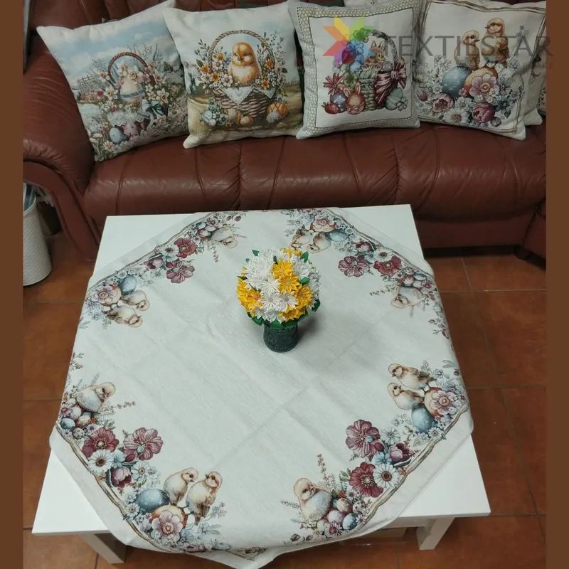 Gobelínový Veľkonočný  obrus chenille 100x100cm Kuriatka s kraslicami