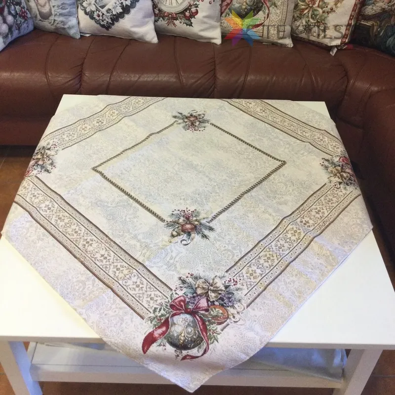 Vianočný gobelínový obrus chenille 100x100 - Vianočná modrá guľa s červenou mašľou